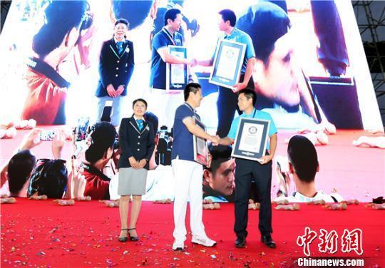 根据中国心血管病报告统计，中国每年新发心梗60万例，死亡率在三成以上。其中，80%的猝死发生在家中，以心脏猝死居多。当发生呼吸心跳骤停后，第一目击者拨打急救电话并及时进行心肺复苏是重要的抢救措施。但遗憾的是，中国面临心脏骤停患者院外心肺复苏成功率低于1%、心肺复苏技术的普及率低于1%、医务工作者向家庭成员传授心肺复苏技术低于1%的“三低”窘境，很多人由于得不到及时的心肺复苏失去生命或致残，令人痛心。
