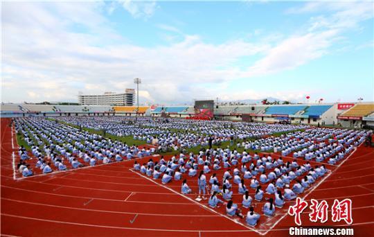 挑战开始后，在培训专家的指导下，现场学生仔细学习心肺复苏理论，并借助模拟人道具进行实际操作。经过吉尼斯世界纪录认证官吴晓红女士的确认，当天共4714人有效完成心肺复苏培训，且符合挑战规则，成功创造了8小时内最多人完成的心肺复苏培训的吉尼斯世界纪录。