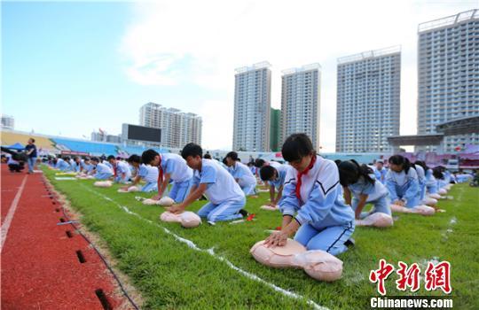 据了解，为了宣传公益理念，普及紧急救护知识，提高心肺复苏普及率，让更多的人参与拯救生命的爱心行动，海南省陵水黎族自治县人民政府与中国心胸血管麻醉学会健康产业发展分会等相关单位举办了此次“心手相连点亮生命”万人心肺复苏普及公益活动。