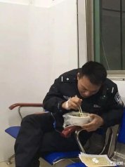 浙江30岁警察抱着一碗面条睡着了