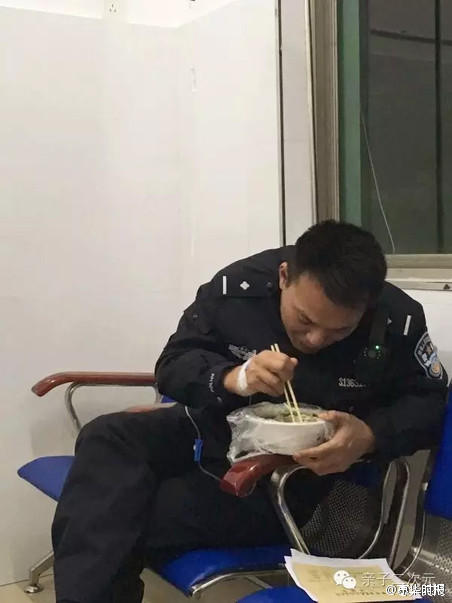 11日，浙江金华朋友圈被一张照片刷屏。照片中的是30岁民警金增和。整理案卷到凌晨，早上又两次处警，错过午饭时间。