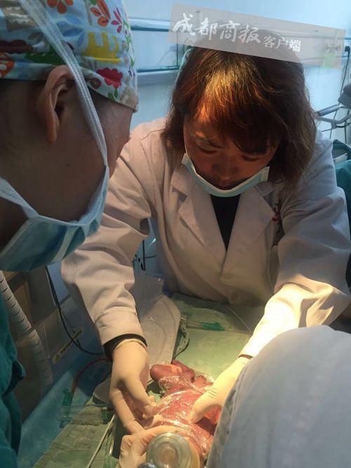 12日下午1时许，张先生来到绵阳市中心医院，他再次向医生询问了孩子的情况，他很想得到医生肯定的答复：孩子治疗好后不会出现后遗症。但是，他失望了。七尺男儿，面对自己的亲生骨肉，早已湿了眼眶。握笔签字的右手，颤抖着在放弃治疗的确认书上签下了自己的名字。“肯定会有人说我狠心，但我实在不忍看着孩子以后痛苦地成长和生活。”张先生早已泣不成声，在补办完医院手续后，随即回到北川，他和妻子只想静一静。