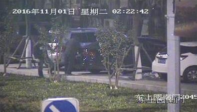 犯罪嫌疑人正在撬开被盗车辆的后备厢。 警方供图