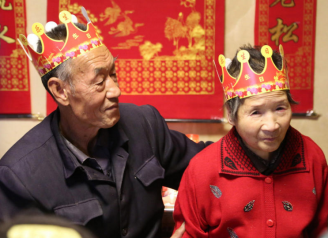 七旬退伍老兵照顾瘫痪在床妻子 21年相濡以沫