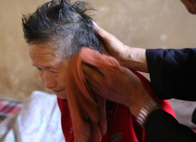 　　为了让病床上的妻子晒到太阳，高奉勤每天都把妻子从里屋抱到堂屋里，晚上睡觉再抱回去。从妻子瘫痪在床那时起高奉勤一直陪伴着她身边。白天吃饭，晚上睡觉都由他来照顾，因为妻子病重，夜里常常痛得不能入睡，每隔两三个小时高奉勤就要起来给她翻个身或是换尿片在她痛处揉擦，来缓解老伴的痛苦。这21年，高奉勤没有睡过一个安稳觉。每天6点早早起来，高奉勤先要给妻子擦脸、喂药，等到料理妥当，已经接近中午。