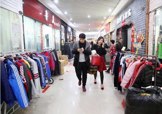 　　在郑州火车站附近一家服装批发商场内，80后的李先生和媳妇正在店内忙碌着整理衣服和货物，期间，不时有各地客商打电话来要订货，几个年轻的小店员也忙得不可开交，生意十分火爆。