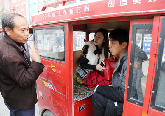 　　李先生说，之所以买房子和商铺，就是看中了郑州未来的发展前景，城市发展的越好，房子的升值空间就越大。粗略统计，李先生与家人所购买的房产有十几套，根据目前郑州的房价计算，这些房子的价值已经超过上千万元。