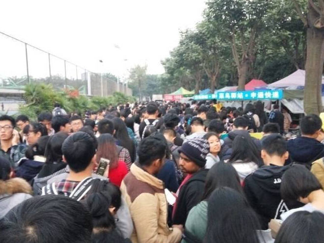 　　11月14日，四川大学江安校区取快递现场人山人海。据悉，在4天前，是中国的双十一购物节，这一天，许多网络商家会进行大规模促销活动。