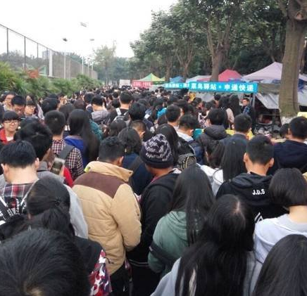 　　延续双十一的热度，校区进入人山人海的“快递春运”模式。