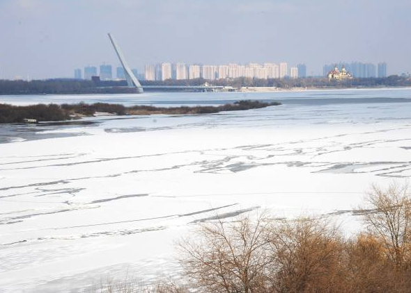 　　11月15日，松花江哈尔滨市区段出现“文封江”景观。