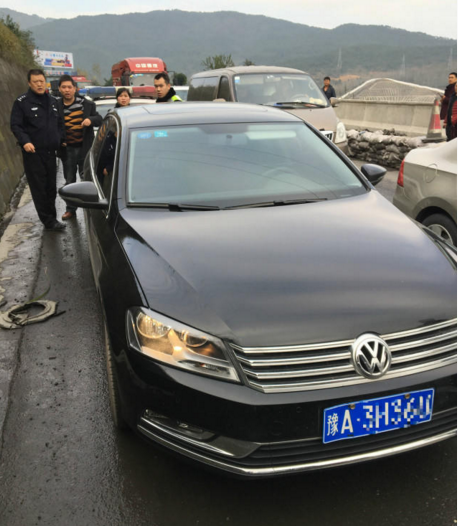 　　正在后防岗警示的辅警王震见状，立即甩开警棍，对迎面而来的车辆侧身而立，并大声警告，企图威慑该车停靠，但“大众”车对此置若罔闻，直接向王震横冲。王震迅速躲避后，“大众”车冲关而过，并朝广元方向狂奔。