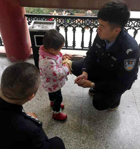 　　11月13日下午，重庆武隆县谢某一家三口在县城逛街，给2岁女儿买衣服。下午5点过，谢某说晚上要去参加同学会。妻子不想去，也不准老公去，两人发生争吵。两人在街上越吵越凶，妻子一气之下扭头就走，2岁女儿跟在妈妈后面。谢某也转身朝另外方向走了。