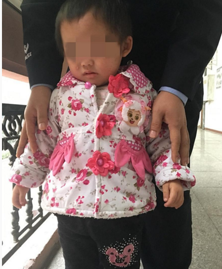 　　下午5点过，公安局接到群众报警，称一个孩子在南城中央广场被遗弃。江南派出所民警赶往现场，发现一个2岁左右女孩，走访周围，未发现小女孩的亲人，于是将她抱回派出所。