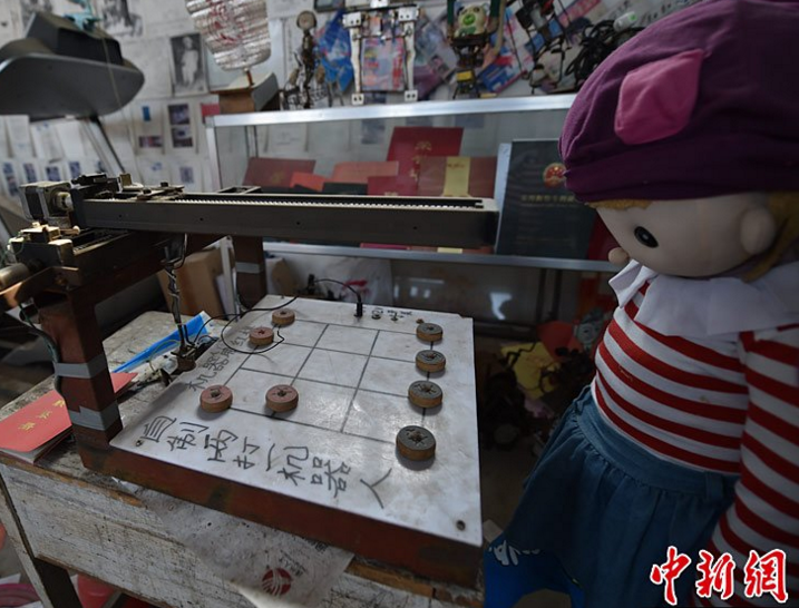 　　吴玉禄的机器人还会下象棋。