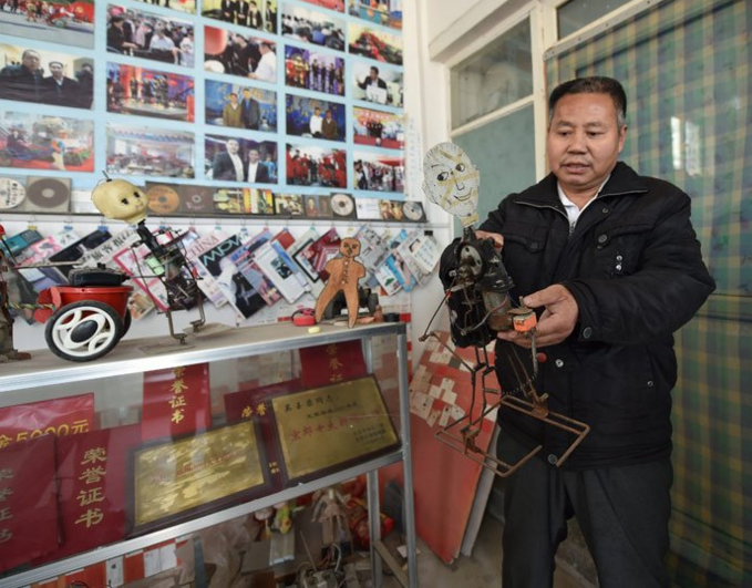 　　吴玉禄向记者展示他的机器人。