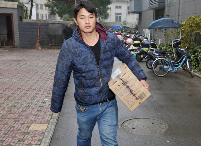 　　11月16日，湖北省襄阳市，“双十一”过后，27岁的独臂快递员王小亮迎来了全年最忙碌的一个月。他早上五点出门，晚上10点回家，午饭就是一个苹果，连续工作15小时，每天要派送400多单快递。