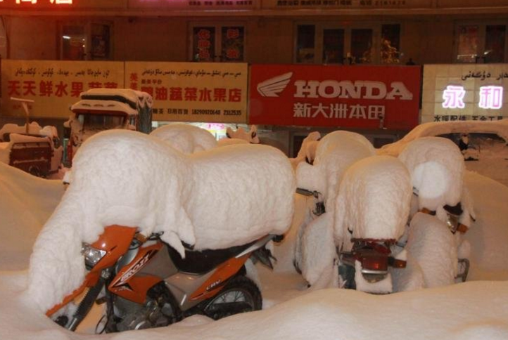 　　当地交通部门连续24小时不间断作业，清扫和清运积雪。受暴雪影响，阿勒泰机场跑道已关闭，由阿勒泰飞往乌鲁木齐的航班已取消。