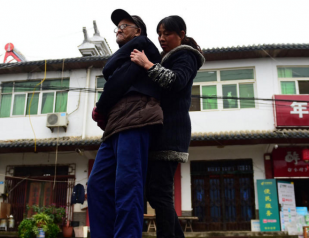 我愿意，就这样抱着你前行