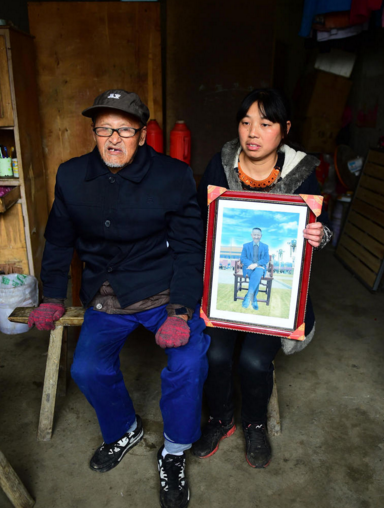 　　陆在发一直跟着小女儿陆勤霞生活。老爷子原本身体很硬朗。去年还在照相馆拍照。照片上的他，精神抖擞，笑容满面。然而，就在今年的4月份，老人一觉醒来，就不能说话不能动弹了。经过医生的诊疗，老人是急性脑梗。女儿陆勤霞并不富裕。她和丈夫都在打工，月收入不高，家里还有两个正在上学的孩子。然而，父亲生病后，她还是毅然的辞掉了工作，专心致志的照顾老父亲。