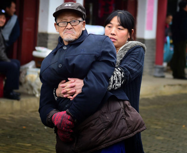 　　自从父亲生病后，她总是一袭黑裤，一双黑球鞋。“这样，父亲踩着不容易脏。”陆勤霞有些不好意思的说道。除了每天带着父亲去散步，帮助父亲喂食，给父亲洗澡穿衣，按摩，换尿不湿等，陆勤霞每天都在忙碌着。她甚至没有时间去照顾自己的两个孩子，把孩子全权扔给了丈夫。