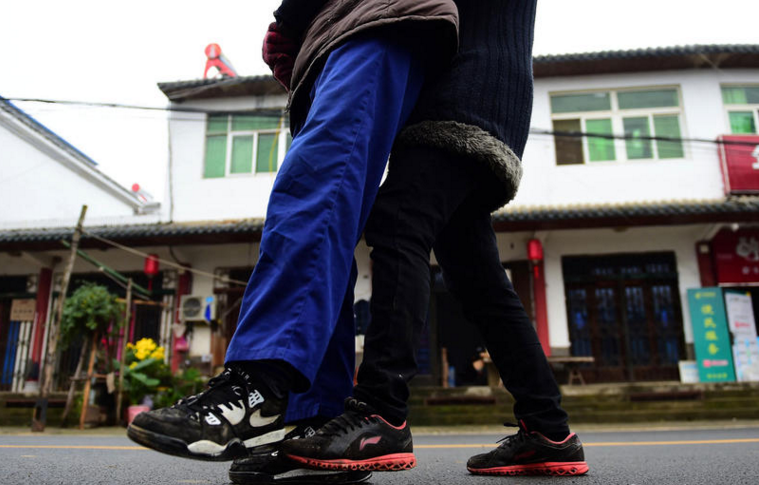　　“姊妹几个，就你一个人近身照顾父亲，你有怨言吗？”对于邻居们的疑问，陆勤霞笑了笑，“不管他有几个孩子，他都是我的父亲。我只是做了为人子女应该做的。”