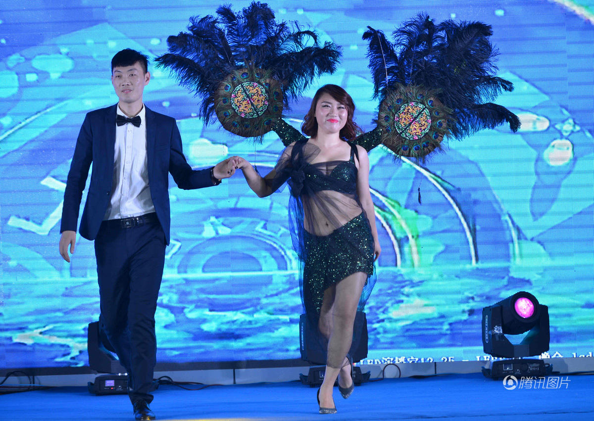 男女员工同台亮相。