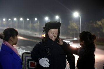 机器人保安墓地“上岗” 为女守墓员壮胆