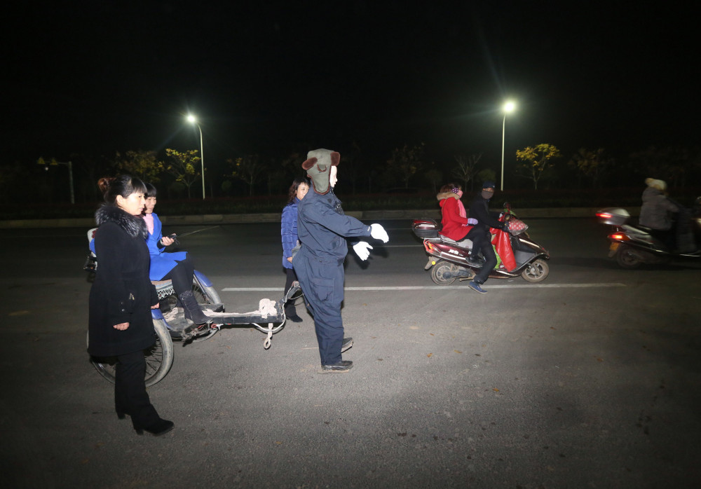 今年10月份，该陵园花数万元购买了一个机器人，穿保安衣服陪女守墓员夜间巡逻。守墓的队员称，和机器人保安在一起，可以壮胆，夜间走起来不寂寞。