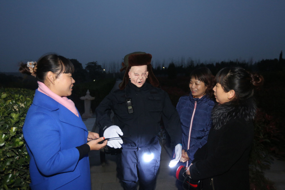 2011年，河南省洛阳朝阳陵园面向社会招聘了8名女子，组成女子守墓队在园区进行巡逻，她们夜间在方圆数公里的墓地巡逻。