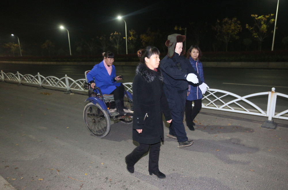 河南洛阳机器人保安墓地“上岗”。