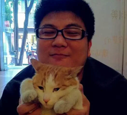 　　暖爸叫盛飚，今年32岁，是土生土长的杭州人，身高1米8，体重246斤。