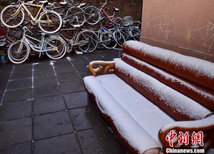 　　11月21日，北京迎今冬首场降雪，北京市气象台21日06时00分发布寒潮蓝色预警信号，受强冷空气影响，21-23日北京地区最低气温降幅达8～10℃。图为小区内的一个闲置沙发被白雪覆盖。