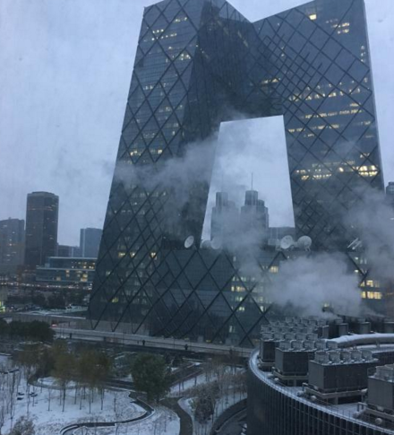 　　11月21日，北京迎今冬首场降雪，北京市气象台21日06时00分发布寒潮蓝色预警信号，受强冷空气影响，21-23日北京地区最低气温降幅达8～10℃。图为雪后的央视“大裤衩”。
