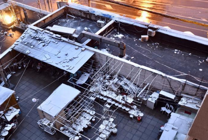 　　11月21日，北京迎今冬首场降雪，北京市气象台21日06时00分发布寒潮蓝色预警信号，受强冷空气影响，21-23日北京地区最低气温降幅达8～10℃。图为民房上落满积雪。