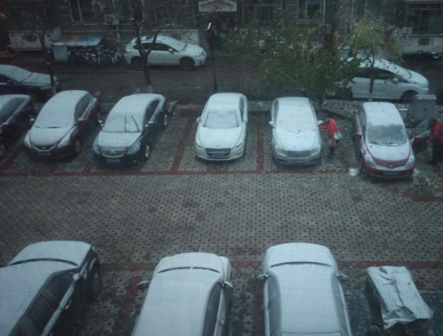 　　11月21日，北京迎今冬首场降雪，北京市气象台21日06时00分发布寒潮蓝色预警信号，受强冷空气影响，21-23日北京地区最低气温降幅达8～10℃。图为一夜之间，天通苑内的汽车都变成了白色。
