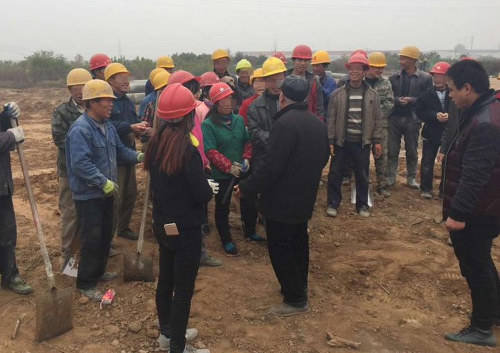 　　“大爷大妈，求求您们别再挡了，就让我们干吧，整天守着工地没活干，家里老少还等我们挣钱吃饭呢，我们给您跪下了……昨日，因为所在工地持续遭人为阻挡，长时间守着工地无法干活的50余位四川、甘肃、河南和陕西籍农民工，在陕西省西安市的华南城五金机电E2区工地施工现场，齐刷刷跪倒在阻挡者面前，哭求让他们干活养家糊口。