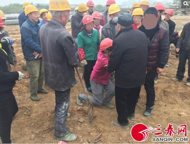 　　昨日上午，在陕西省西安市华南城五金机电E2区项目工地干活的农民工，给记者打来求助电话。当日上午10时许，记者赶到现场，发现50余位男女农民工，虽然个个手里都拿着干活的家什，却被两位老人和三位中年人阻挡着干不了活。就在记者准备找工地负责人了解情况时，一男一女两位农民突然扑通一声跪倒在地，抓着其中一位老人的手哭着求情。看到有人跪地求情，其他农民工也齐刷刷跪倒在阻挡者中的两位老人面前，哭求开恩让他们干活养家糊口。据了解，现场阻挡施工的几人是一家人。