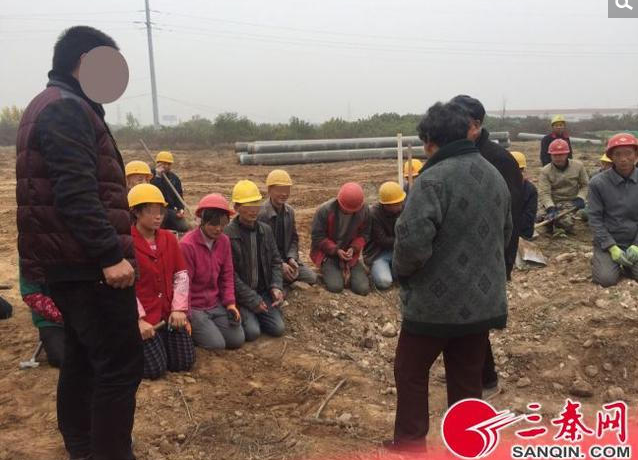 　　“整天守着工地没法干活挣钱，留在家里的1岁孩子，还等着我和他爸寄钱买奶粉呢……”和老公一起来到华南城五金机电E2区项目工地干活的甘肃24岁女子余伟花，说到伤心处泪流不止。和这对小夫妻同样遭遇的，还有来自四川57岁罗兴林夫妇，来自陕西武功的58岁韩信昌夫妇……眼看天气越来越冷了，出租房里没有取暖设施的他们，不知在寒冷的出租屋里等活干还要等多久？