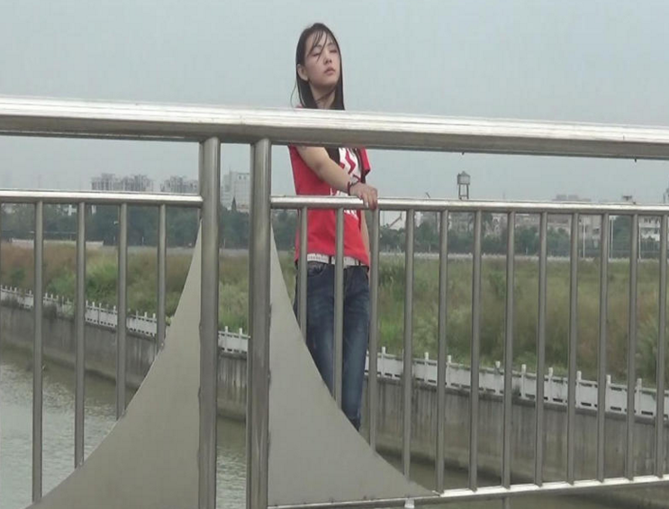 　　男女感情纠纷寻死觅活者屡见不鲜，而在女友寻死期间，男子先晕阙的却并不多见。最近，这个稀罕事让中山摊上了。11月19日15时02分，中山市东凤镇穗成新沙群岛桥上一红衣女子因与男友发生感情纠纷，双脚前脚掌站在桥上仅有的两个排水管道口中，在民警及消防人员与女子沟通过程中，女子因体力不支直坠入河涌，公安、消防迅速开展水下救援。
