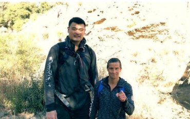 姚明与贝尔野外生存照 贝爷竟让大姚吃蛆