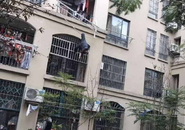 　　近日，安徽芜湖一九旬老人不慎从阳台坠落，倒挂在三楼晾衣架上，头部朝下，十分危险！