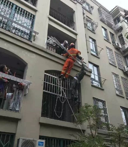 　　最终，老人被成功救起送医，经检查并无大碍。为热心的邻居点赞！