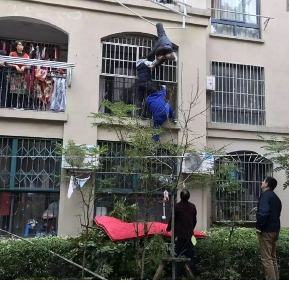 　　这时，隔壁两位居民爬到二楼阳台外，在6米多高的楼外托起老人，直到消防官兵赶到。