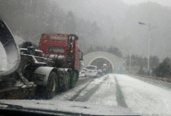 婚车因强降雪堵在高速上 新娘饿昏