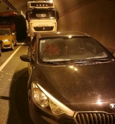 　　网友@西府刀客说：“从昨天中午12点堵在西汉高速宁陕县大涯山隧道，到今天早上7点多，寸步未行！”