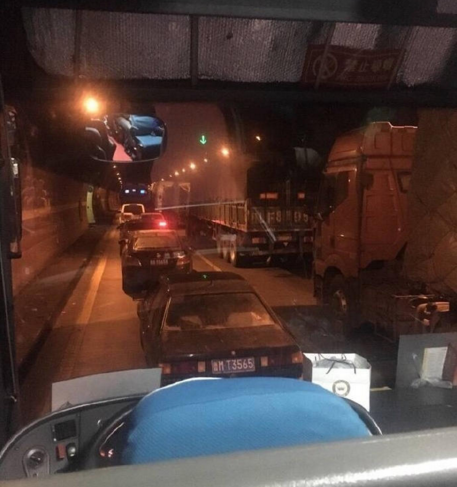 　　昨夜今晨，陕西高速集团西汉分公司出动70多名路政人员和多辆除雪车上路除雪，力图解救出困在路上的车辆。工作人员预计23日上午能够完成疏导。
