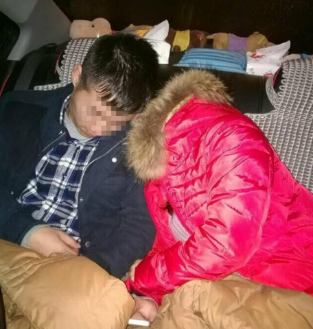 　　还有婚车被堵西汉高速20小时，新娘饿昏，良辰逼近，急！急！急！