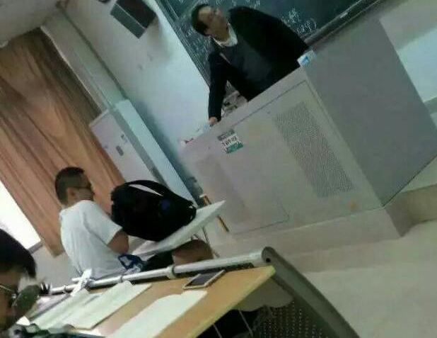 　　男生在上课中。