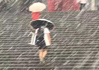 男生雪天穿短袖短裤上课，还自带桌椅