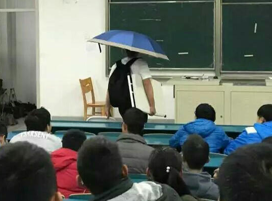 　　男生在教室里。隔着屏幕都感受到了同学们注视着他的目光。